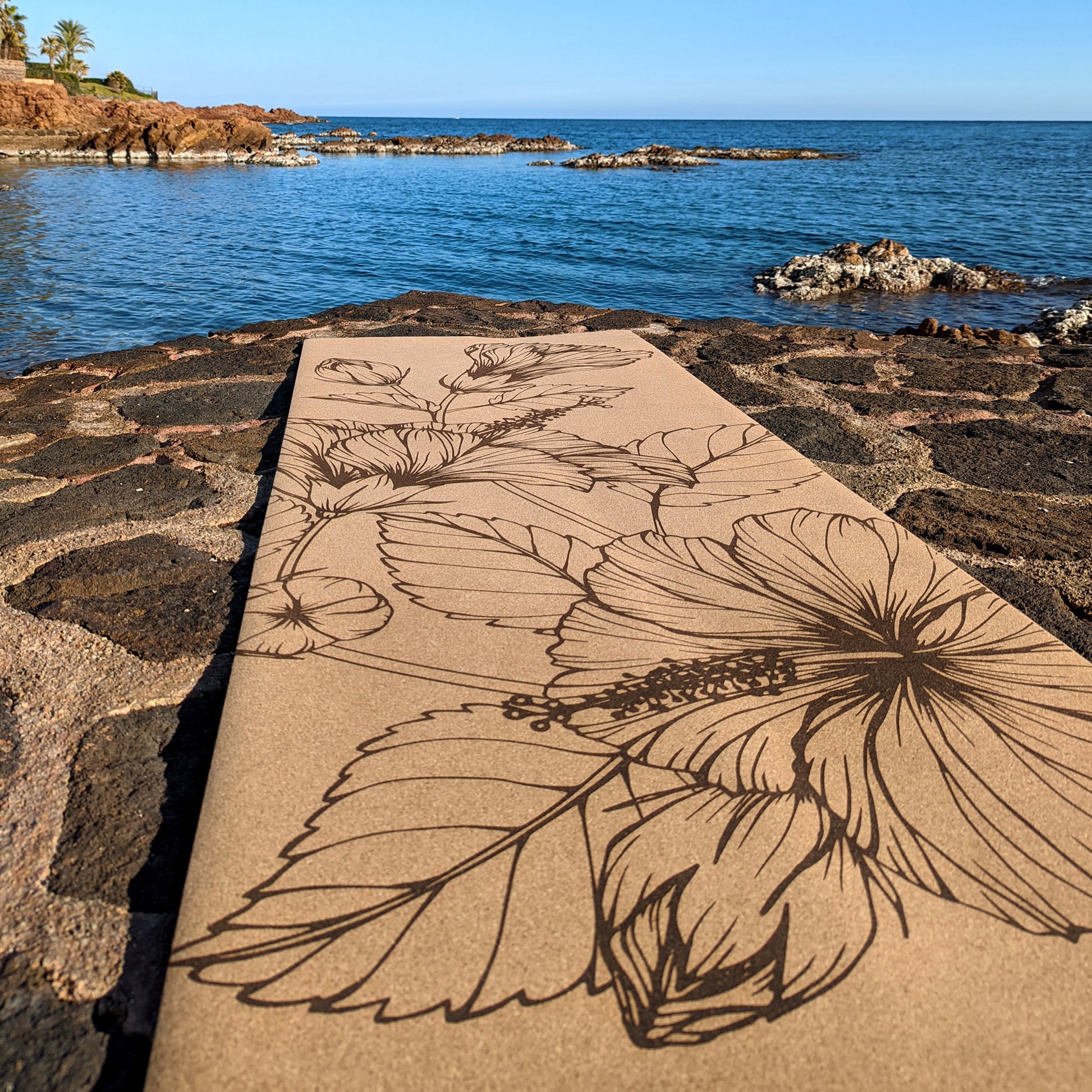 Le tapis de yoga en liège Summer Flowers de ZenMotion. Inspiré par l'hibiscus, symbole de beauté et de féminité, ce design unique et mindful vous connecte à la déesse Kali et à la force de la métamorphose intérieure. Son confort inégalé améliore votre posture et équilibre, pour une pratique fluide et pleine de sérénité. L'adhérence ultime du liège, naturellement antidérapant, vous soutient même lors des moments intenses. Éco-responsable, fabriqué à partir de matériaux naturels, durables et recyclables.
