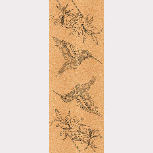 Design du tapis en liège Wings of Paradise de ZenMotion. Célèbre la grâce des colibris et la beauté éphémère des hibiscus. Ce design symétrique et conscient vous invite à une pratique fluide et méditative, où chaque mouvement devient une expression de liberté et de créativité. Grâce à son confort inégalé et son adhérence exceptionnelle, ce tapis en liège naturel s'adapte à vos séances de Hatha ou Power yoga, tout en améliorant votre équilibre et votre alignement. Éco-responsable et élégant.