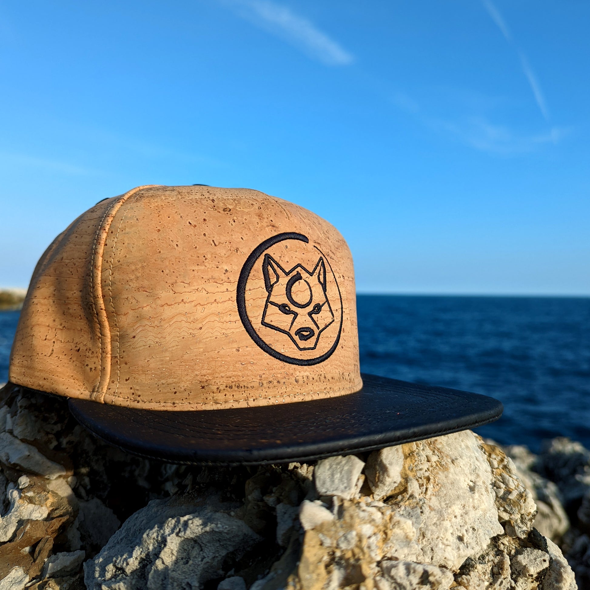 La casquette en cuir de liège ZenMotion, couleur naturelle, est l'accessoire idéal pour allier style et confort lors de vos aventures de yoga en extérieur. Fabriquée à partir de liège écologique et durable, elle offre une texture lisse et une résistance exceptionnelle aux taches et à l'usure. Sa capacité d'isolation thermique supérieure protège contre le soleil tout en ajoutant une touche élégante à votre tenue. Pratique et esthétique, cette casquette en liège est parfaite pour vos sessions de yoga estivale