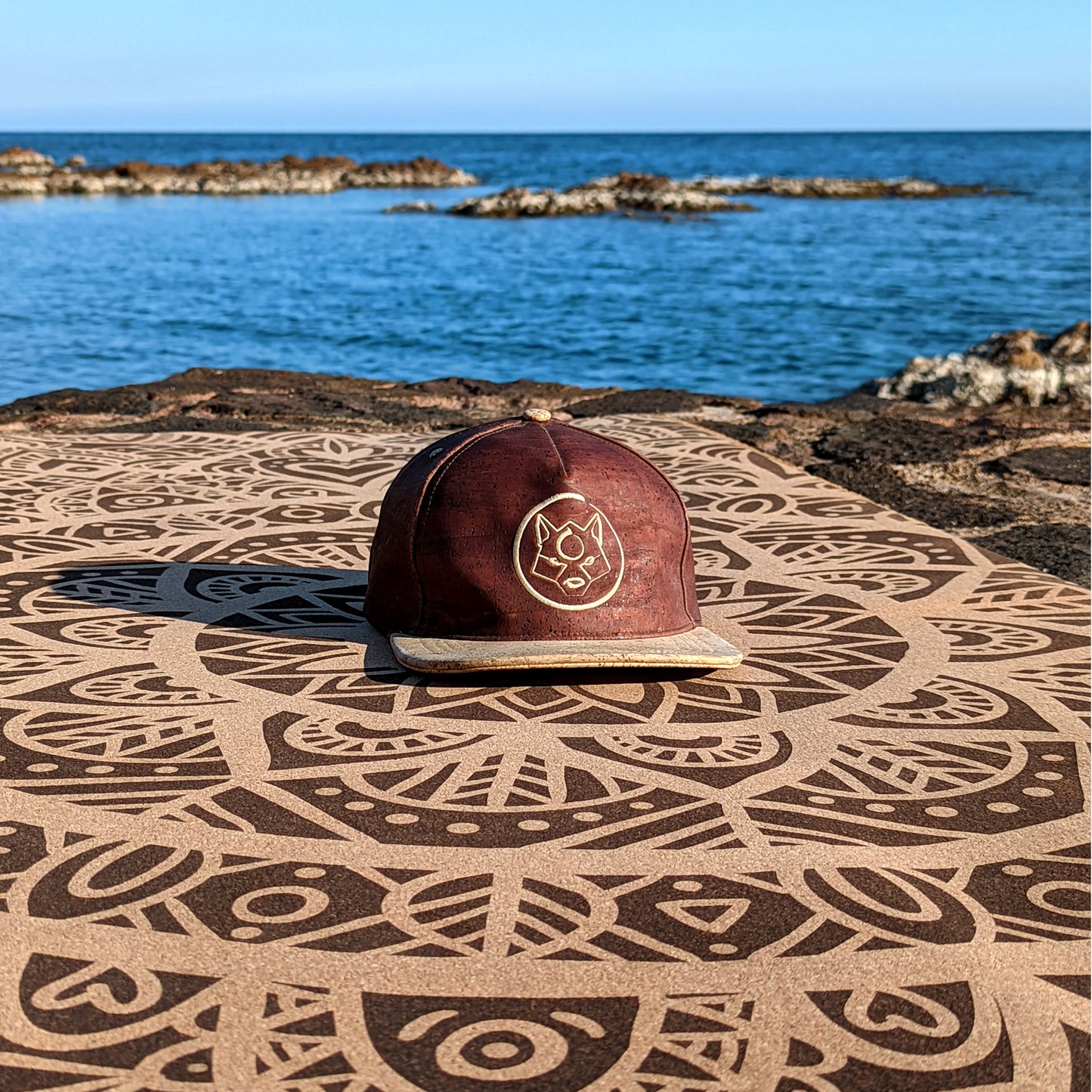 La casquette en cuir de liège ZenMotion en couleur "brown" combine élégance et confort. Conçue pour les amateurs de yoga en extérieur, elle offre une texture lisse et une isolation thermique idéale contre le soleil. Le cuir de liège, alternatif écologique au cuir traditionnel, est durable, résistant aux taches et à l'usure, tout en étant esthétique. Parfaite pour compléter votre tenue, cette casquette vous protège avec style lors de vos séances de yoga ou vos aventures estivales. 