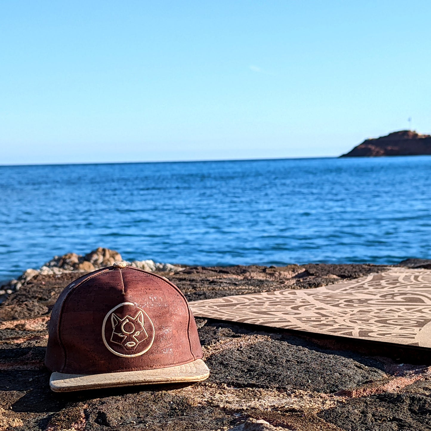 La casquette en cuir de liège ZenMotion en couleur "brown" combine élégance et confort. Conçue pour les amateurs de yoga en extérieur, elle offre une texture lisse et une isolation thermique idéale contre le soleil. Le cuir de liège, alternatif écologique au cuir traditionnel, est durable, résistant aux taches et à l'usure, tout en étant esthétique. Parfaite pour compléter votre tenue, cette casquette vous protège avec style lors de vos séances de yoga ou vos aventures estivales. Un accessoire pratique