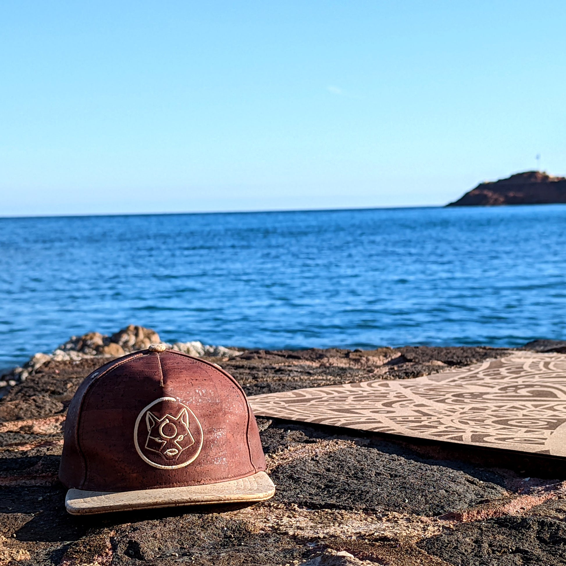La casquette en cuir de liège ZenMotion en couleur "brown" combine élégance et confort. Conçue pour les amateurs de yoga en extérieur, elle offre une texture lisse et une isolation thermique idéale contre le soleil. Le cuir de liège, alternatif écologique au cuir traditionnel, est durable, résistant aux taches et à l'usure, tout en étant esthétique. Parfaite pour compléter votre tenue, cette casquette vous protège avec style lors de vos séances de yoga ou vos aventures estivales. Un accessoire pratique