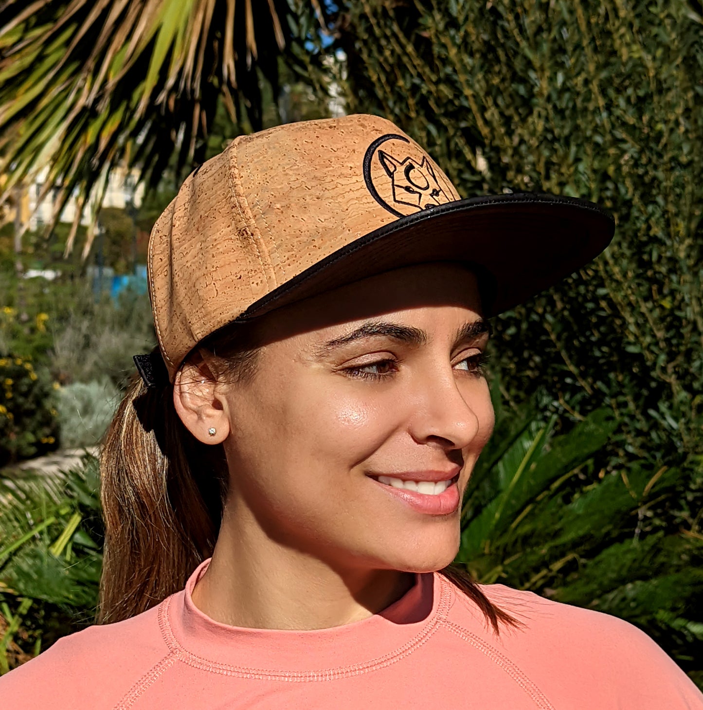 Femme portant une casquette en liège ZenMotion, un accessoire élégant et écologique conçu pour les amateurs de style et de confort. Fabriquée en cuir de liège durable, cette casquette offre une texture lisse, une résistance aux taches et une isolation thermique optimale, parfaite pour protéger du soleil lors de vos séances de yoga en extérieur ou de vos aventures estivales. Alliant esthétique et praticité.