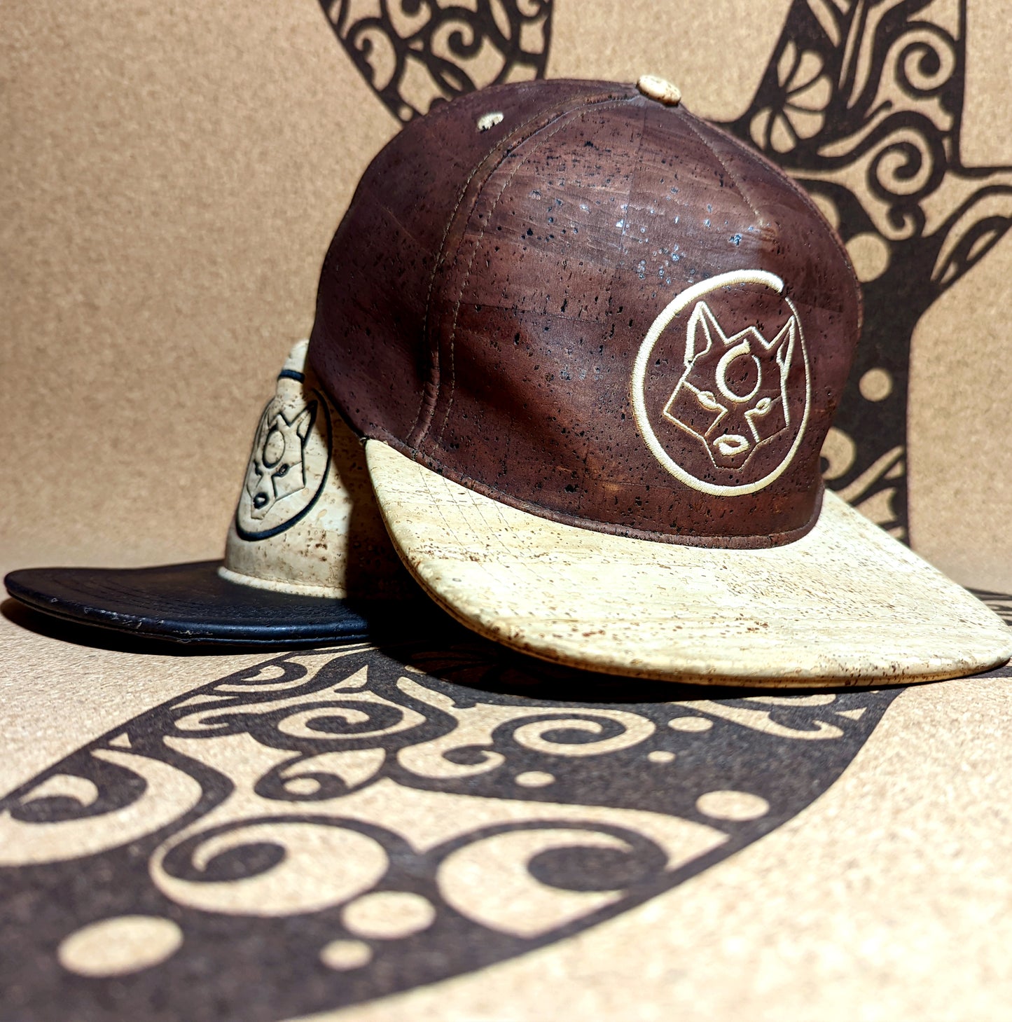 Les casquettes en liège ZenMotion, disponibles en deux coloris élégants : marron et naturel. Fabriquées en cuir de liège durable, ces casquettes allient style, confort et écologie. Leur texture lisse, leur résistance aux taches et leur isolation thermique en font des accessoires parfaits pour le yoga en extérieur ou les sorties estivales. Avec le logo ZenMotion discrètement apposé, ces casquettes incarnent l’esprit éco-responsable de la marque, complétant votre tenue avec sophistication et praticité.