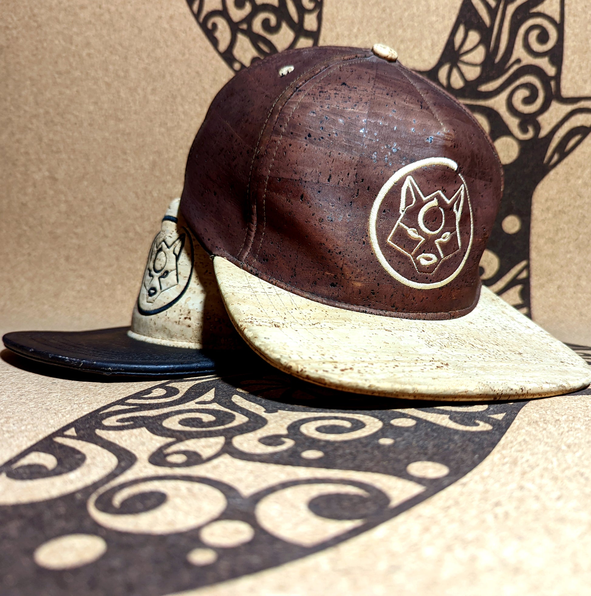 Les casquettes en liège ZenMotion, disponibles en deux coloris élégants : marron et naturel. Fabriquées en cuir de liège durable, ces casquettes allient style, confort et écologie. Leur texture lisse, leur résistance aux taches et leur isolation thermique en font des accessoires parfaits pour le yoga en extérieur ou les sorties estivales. Avec le logo ZenMotion discrètement apposé, ces casquettes incarnent l’esprit éco-responsable de la marque, complétant votre tenue avec sophistication et praticité.