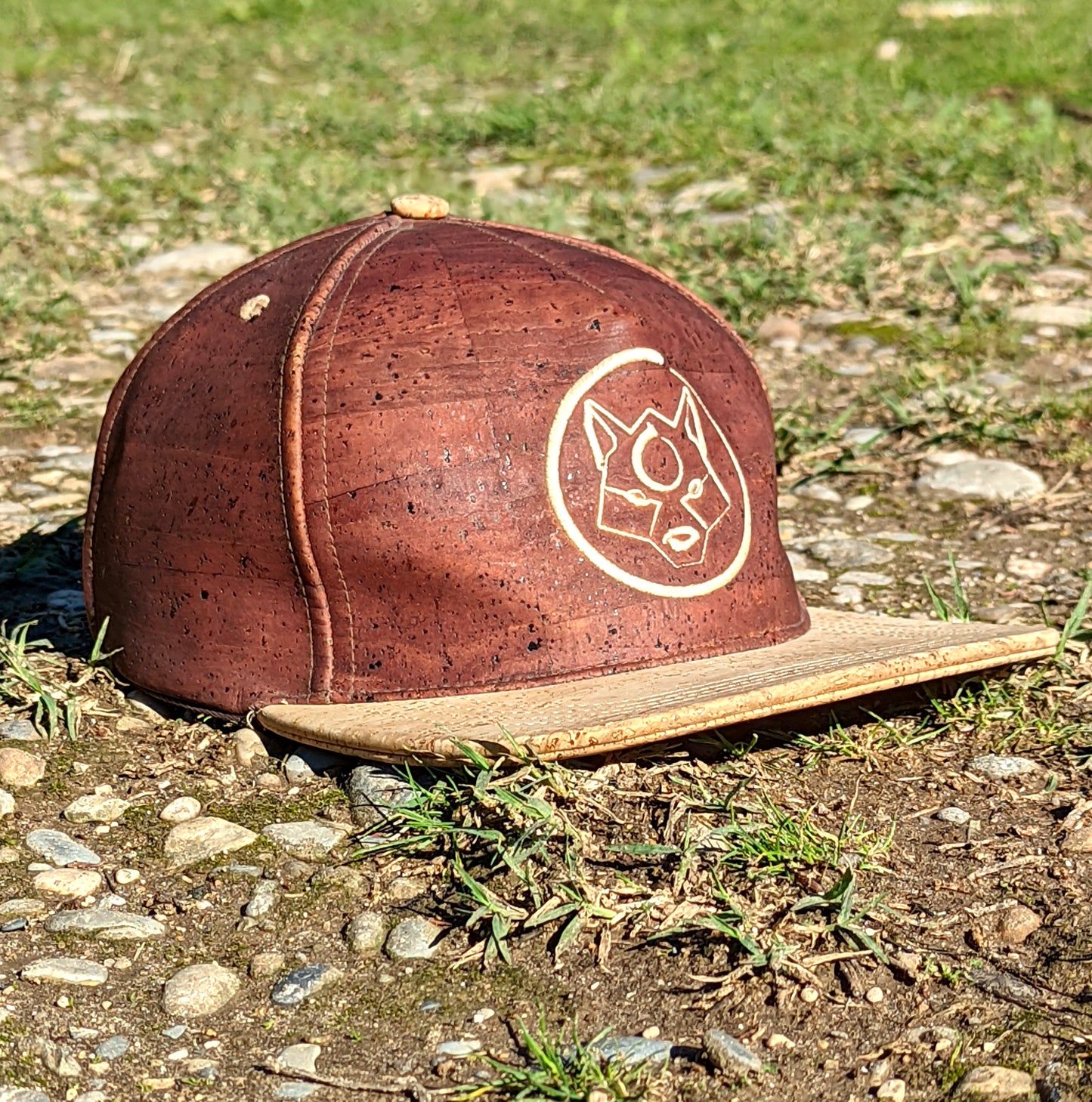 La casquette en liège ZenMotion, un accessoire élégant et écologique. Fabriquée en cuir de liège durable, elle offre une texture lisse, une résistance aux taches et une isolation thermique optimale, parfaite pour le yoga en extérieur ou les escapades estivales. Avec son design épuré et le logo ZenMotion discrètement apposé, cette casquette allie esthétique et praticité, incarnant l’esprit éco-responsable de la marque. Un accessoire indispensable pour compléter votre tenue avec style et confort.