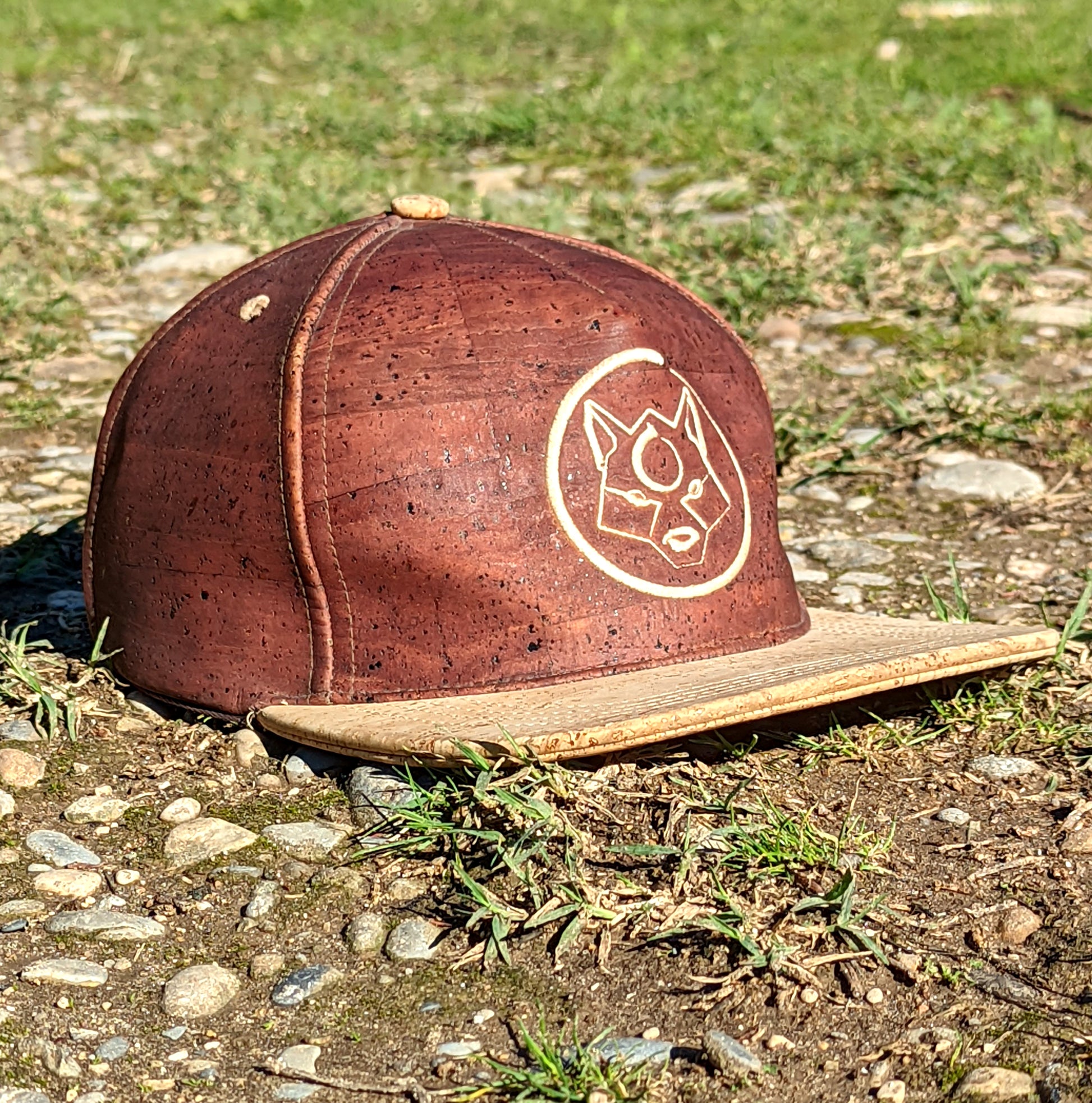 La casquette en liège ZenMotion, un accessoire élégant et écologique. Fabriquée en cuir de liège durable, elle offre une texture lisse, une résistance aux taches et une isolation thermique optimale, parfaite pour le yoga en extérieur ou les escapades estivales. Avec son design épuré et le logo ZenMotion discrètement apposé, cette casquette allie esthétique et praticité, incarnant l’esprit éco-responsable de la marque. Un accessoire indispensable pour compléter votre tenue avec style et confort.