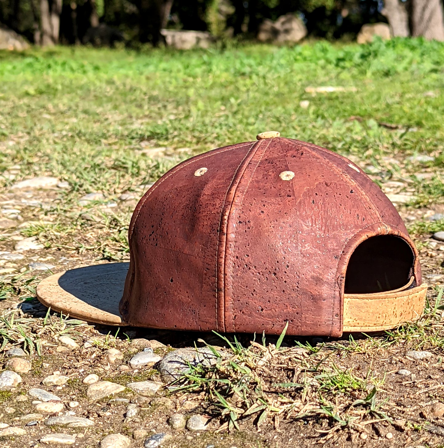 La casquette en liège ZenMotion vue de dos, mettant en avant son design soigné et son ajustement confortable. Fabriquée en cuir de liège durable, elle offre une texture lisse et une résistance aux taches, tout en assurant une isolation thermique optimale pour vos activités en extérieur. Le logo ZenMotion, discrètement brodé, ajoute une touche d’élégance à cet accessoire écologique. Idéale pour le yoga en plein air, cette casquette allie praticité et style, reflétant l’esprit éco-responsable de la marque.